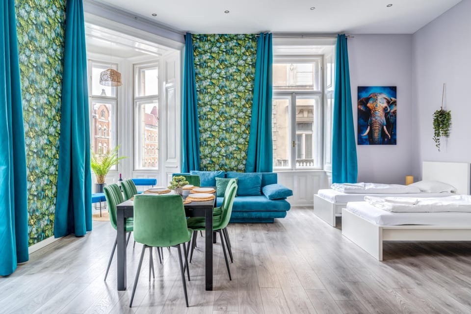 Downtown Delight - Erzsébet BLVD - 13 PPL Apartment in Budapest
