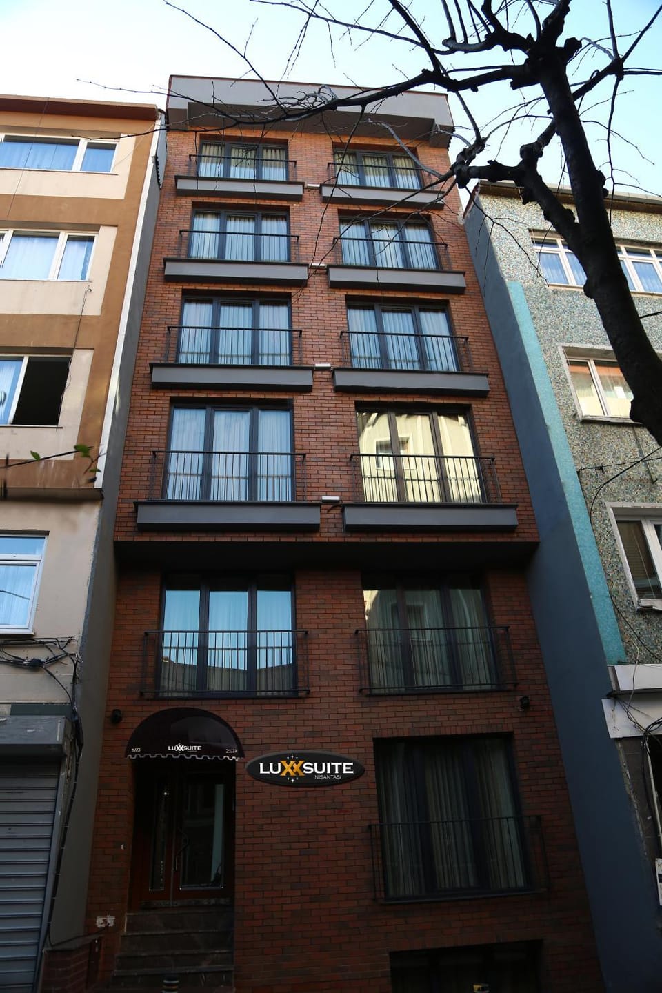 Property building, Facade/entrance, Off site, Winter, Place of worship, Bathroom, Coffee/tea facilities, Balcony/Terrace, Kitchen or kitchenette, Lobby or reception, Dining area, Bedroom, City view, Family