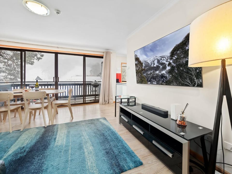 TV and multimedia, View (from property/room), Dining area, Mountain view