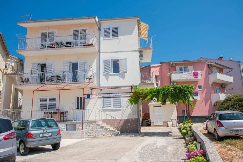 Property building, Facade/entrance, Balcony/Terrace