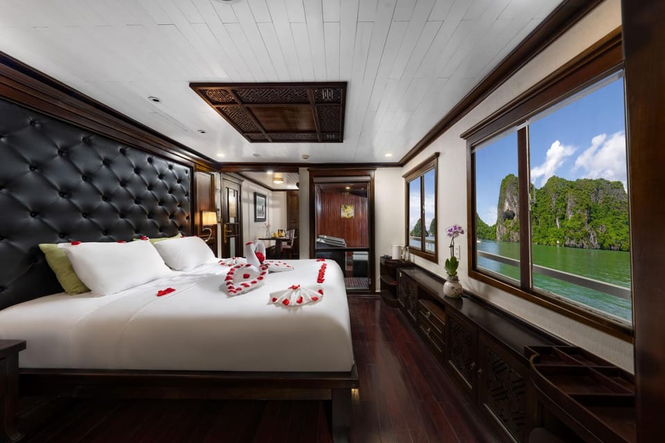 Bed, Living room, Photo of the whole room, Seating area, Bedroom