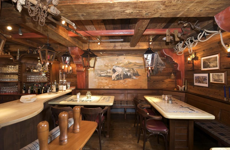 Restaurant/places to eat, Lounge or bar