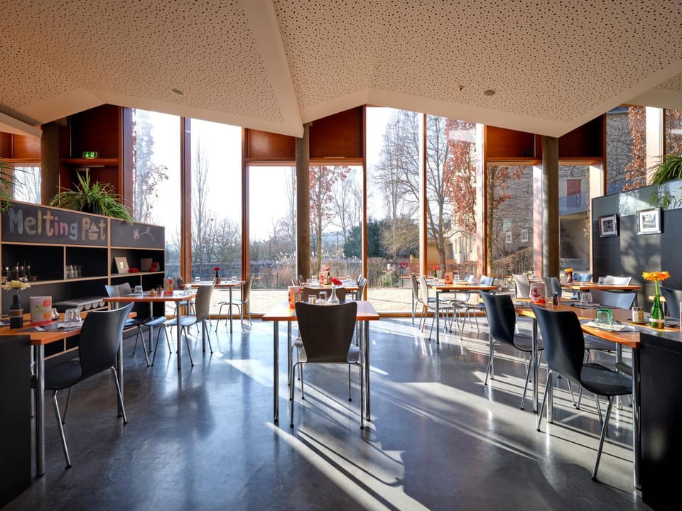 Restaurant/places to eat, Lounge or bar, Seating area