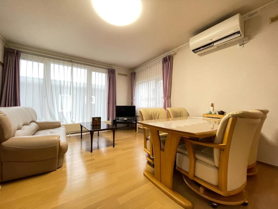 TV and multimedia, Living room, Seating area, Dining area, air conditioner