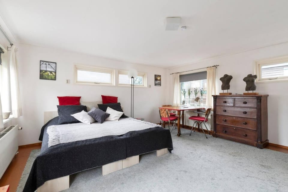 Bed, Seating area, Bedroom