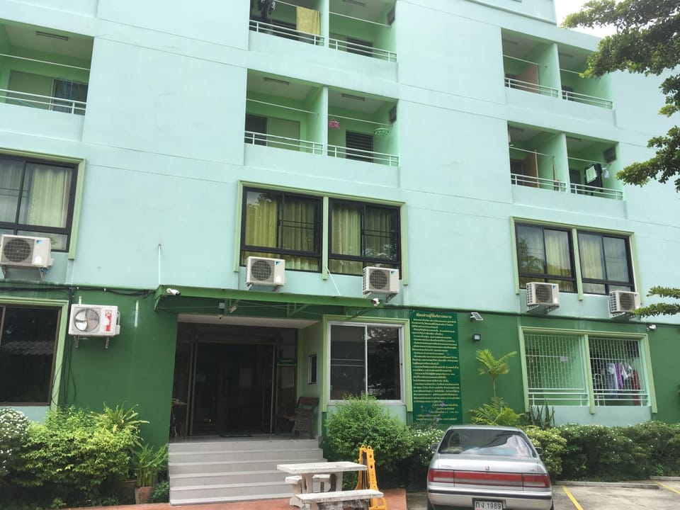 Chanmuan Resident Hotel in Bangkok