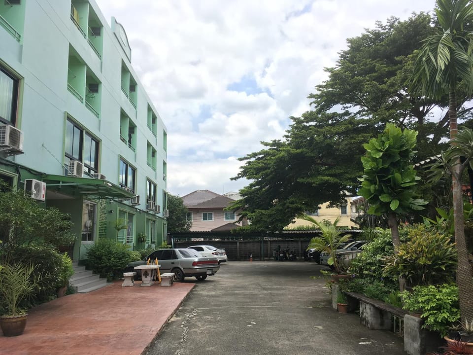 Chanmuan Resident Hotel in Bangkok