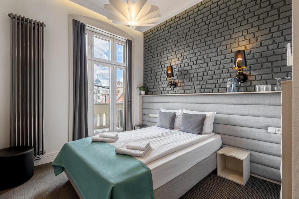 Bed, Balcony/Terrace, Photo of the whole room, Bedroom, City view, Quiet street view, towels
