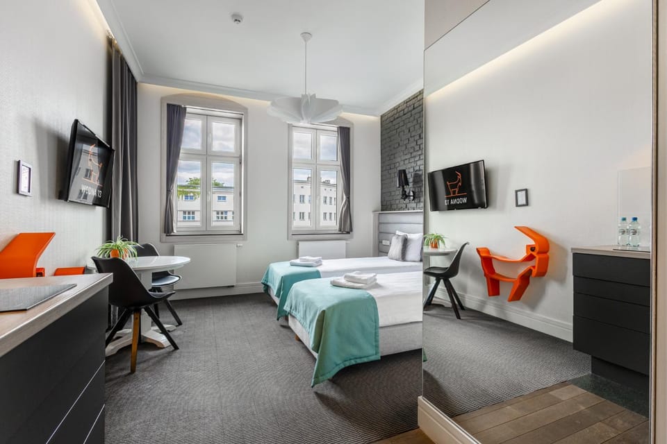 Bed, TV and multimedia, Living room, Photo of the whole room, Seating area, Bedroom