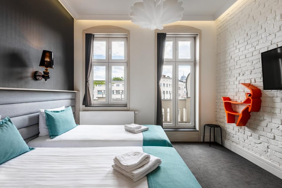 Bed, TV and multimedia, Living room, Photo of the whole room, Seating area, Bedroom, towels