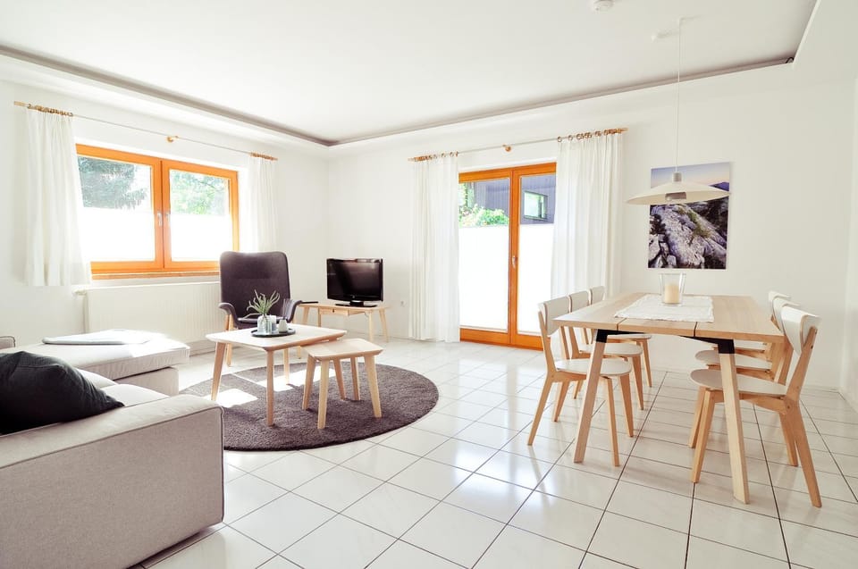 TV and multimedia, Living room, Seating area, Dining area