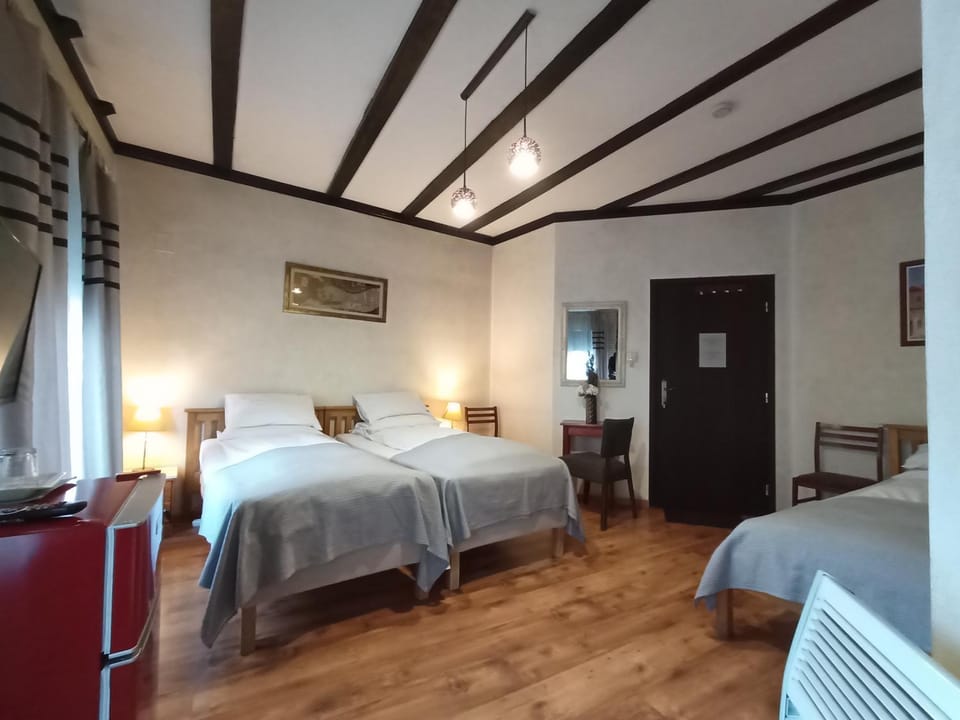 Bed, Photo of the whole room, Decorative detail, Bedroom