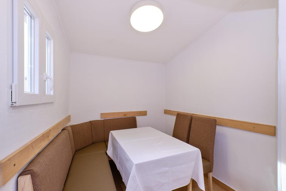 Seating area, Dining area