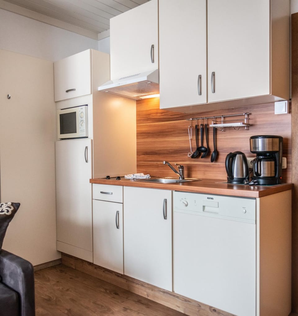Coffee/tea facilities, Kitchen or kitchenette, dishwasher, microwave