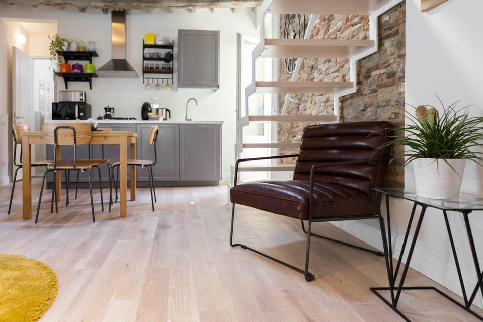 Kitchen or kitchenette, Living room, Seating area, Dining area