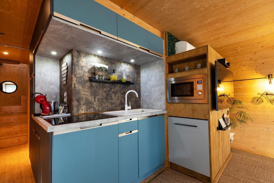 Kitchen or kitchenette, dishwasher, stove