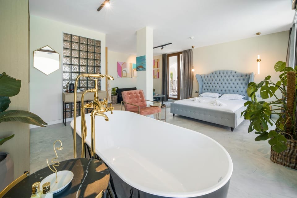 Bed, Photo of the whole room, Seating area, Bedroom, Bath, towels