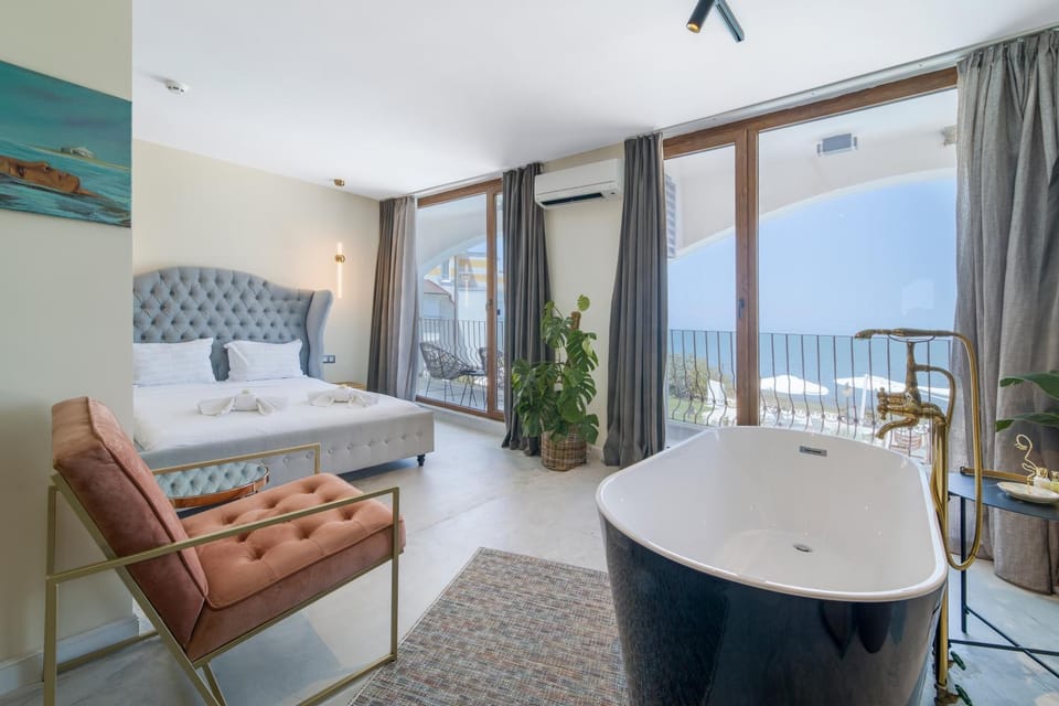 Bed, View (from property/room), Balcony/Terrace, Photo of the whole room, Seating area, Bedroom, Sea view, Bath