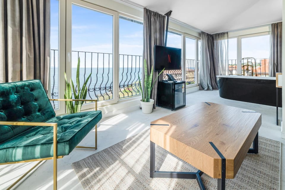 TV and multimedia, Living room, Seating area, Sea view, Sunrise, Bath, VIP