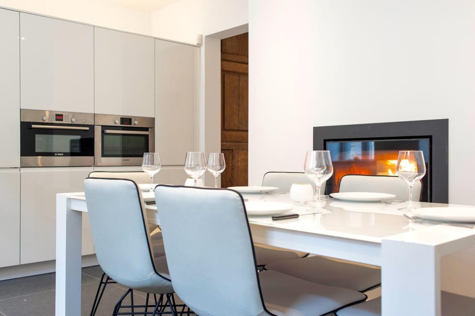 Kitchen or kitchenette, Dining area