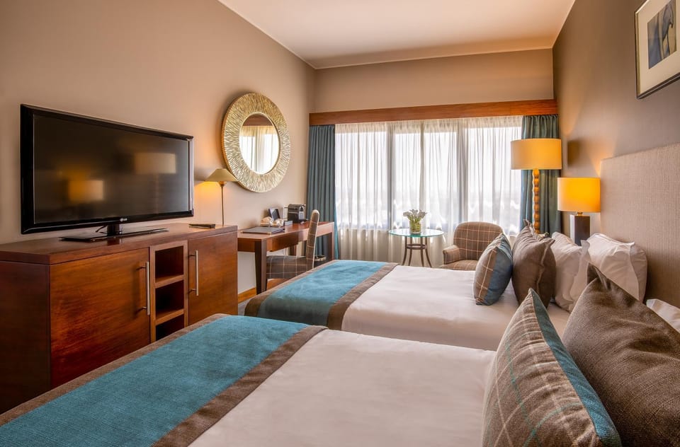 Photo of the whole room, River view