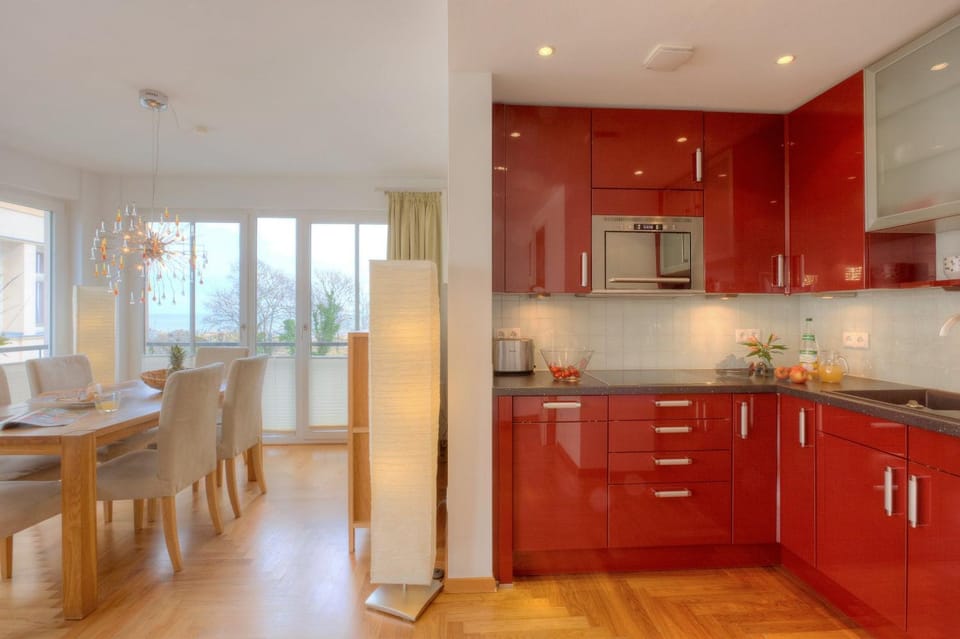Kitchen or kitchenette, Dining area