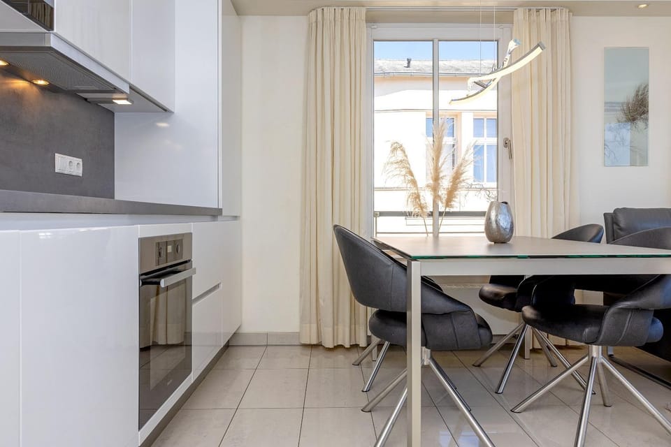 Kitchen or kitchenette, Seating area, oven, stove