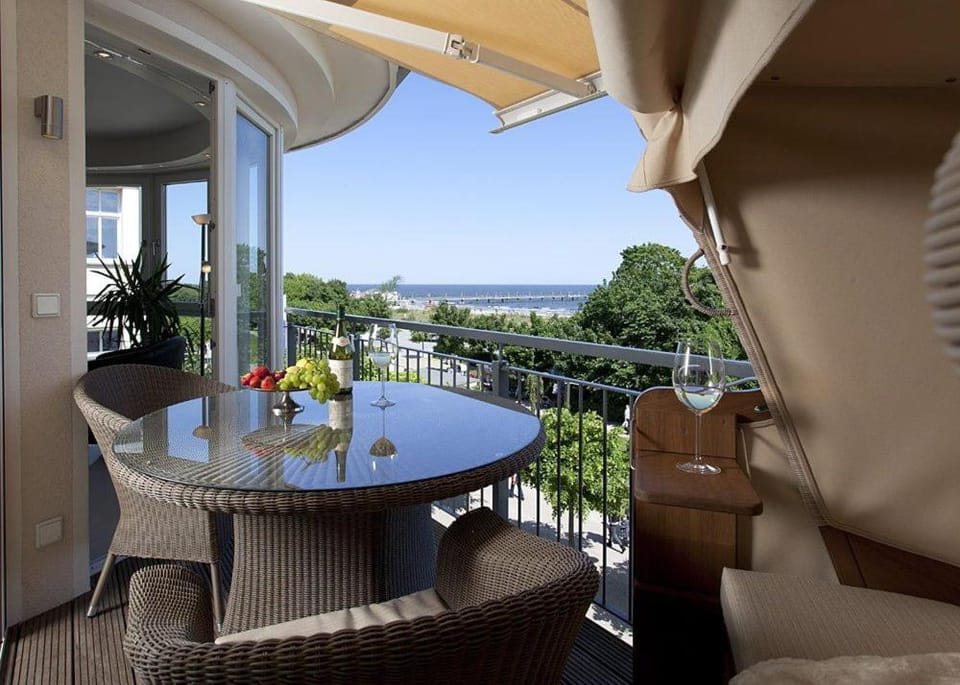 View (from property/room), Balcony/Terrace, Living room, Seating area, Dining area, Sea view