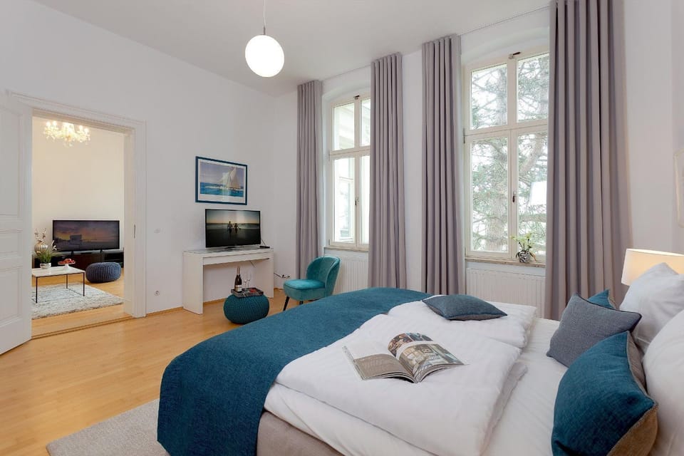 Bed, TV and multimedia, Bedroom