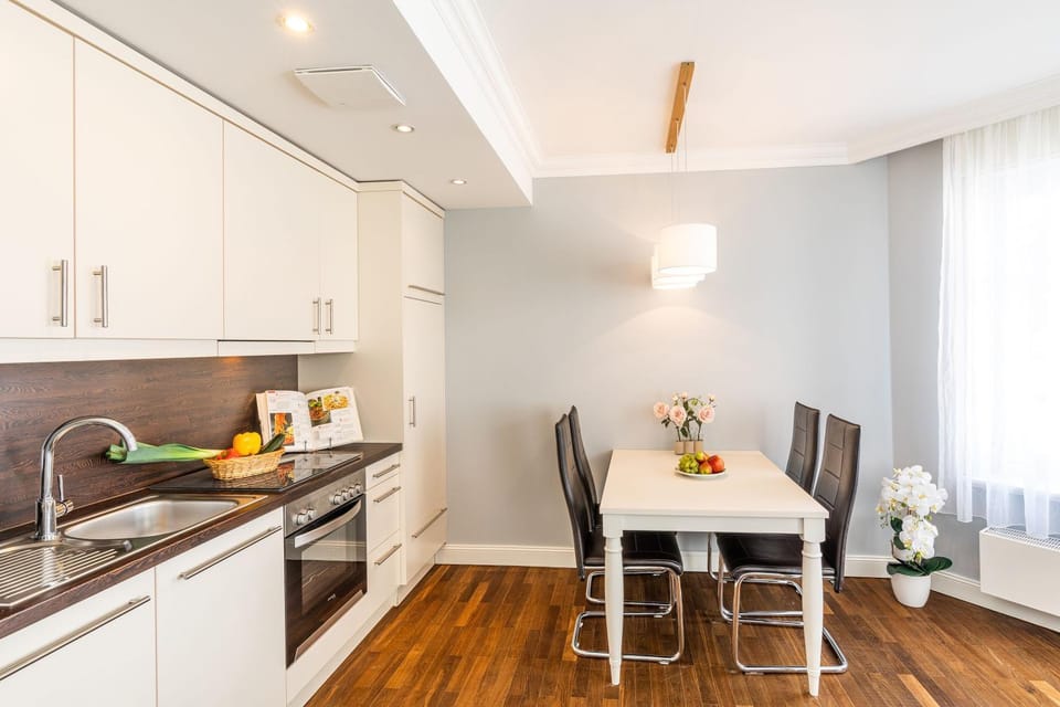 Kitchen or kitchenette, Dining area