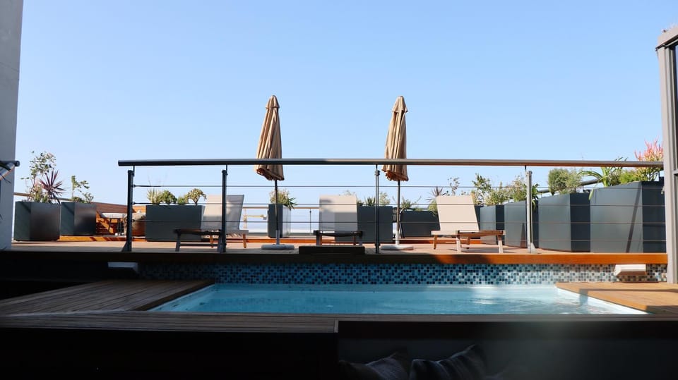 Luxe Penthouse with Private Rooftop Pool, Deck & Panoramic Views Apartment in Cape Town