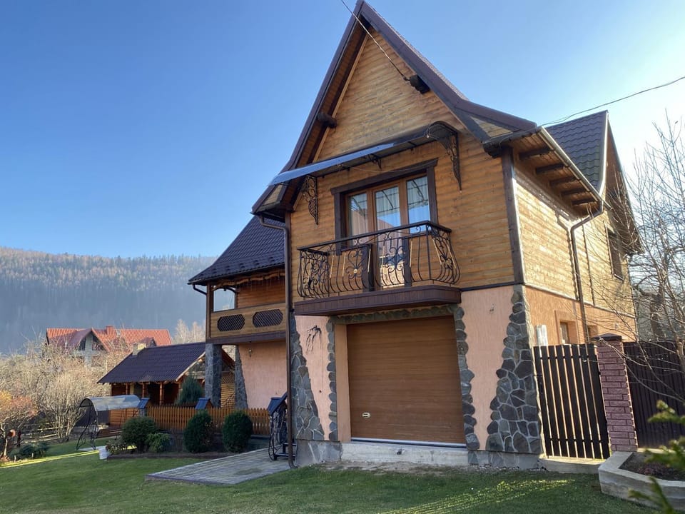 Property building, Facade/entrance, Natural landscape, Mountain view, Parking