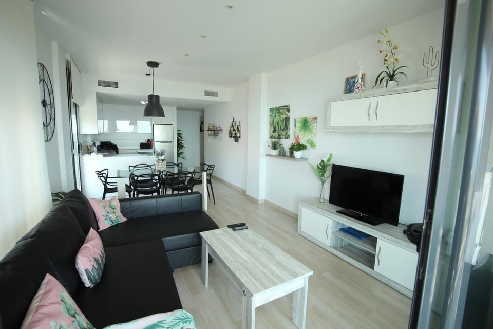 Communal lounge/ TV room, TV and multimedia, Dining area