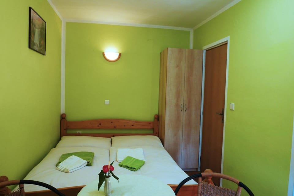 Photo of the whole room, Bedroom, wardrobe