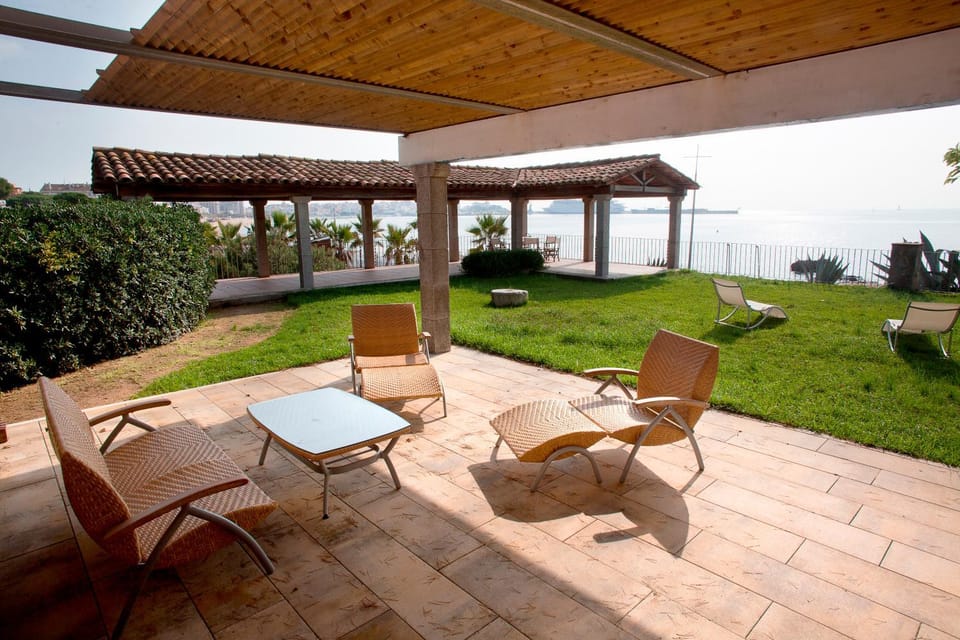 Patio, Day, Natural landscape, Garden, Beach, On site, Garden view, Sea view