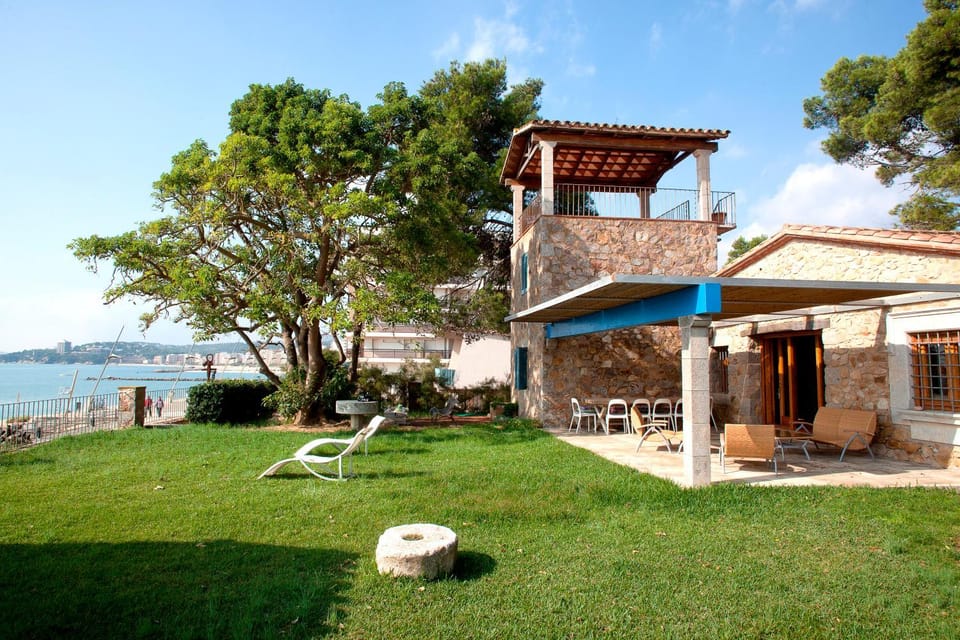 Patio, Facade/entrance, Day, Natural landscape, Garden, Beach, On site, Garden view, Sea view