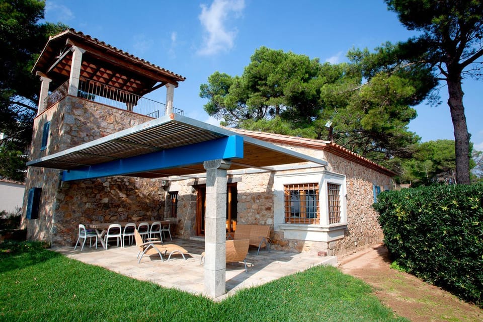 Patio, Facade/entrance, Day, Garden, On site, Garden view