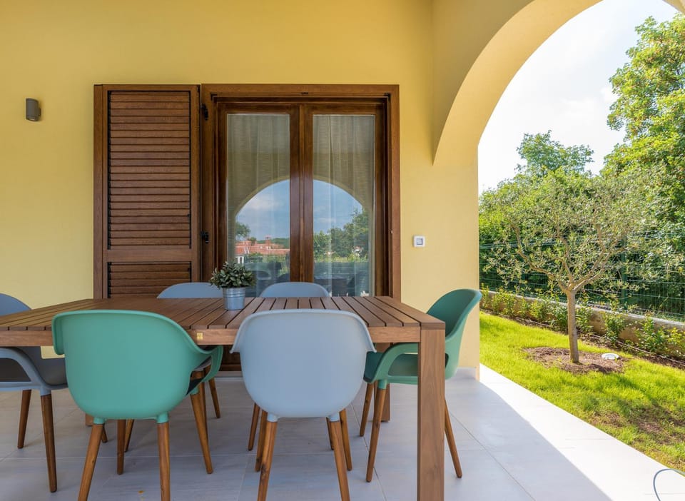 Property building, Day, Summer, BBQ facilities, Garden, Garden, Balcony/Terrace, Seating area, On site, Food, Garden view, Pool view, Drinks