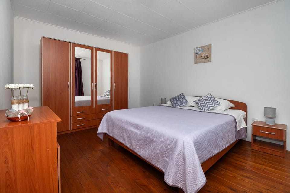 Bed, Photo of the whole room, Bedroom, towels, wardrobe