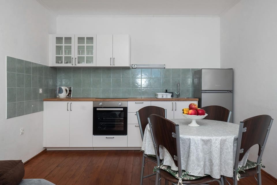 Kitchen or kitchenette, Dining area, oven, stove