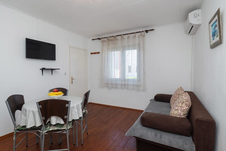 TV and multimedia, Living room, Seating area, Dining area, air conditioner