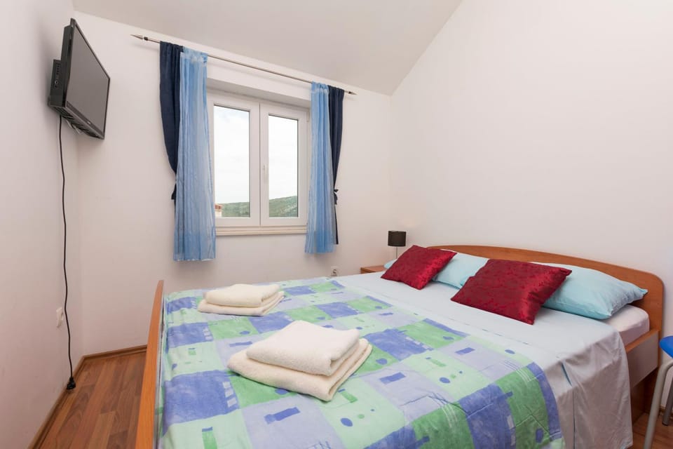 Bed, TV and multimedia, Photo of the whole room, Bedroom, towels