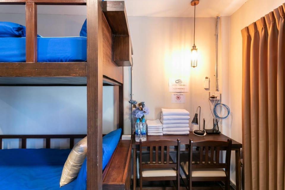 Bed, Seating area, Bedroom