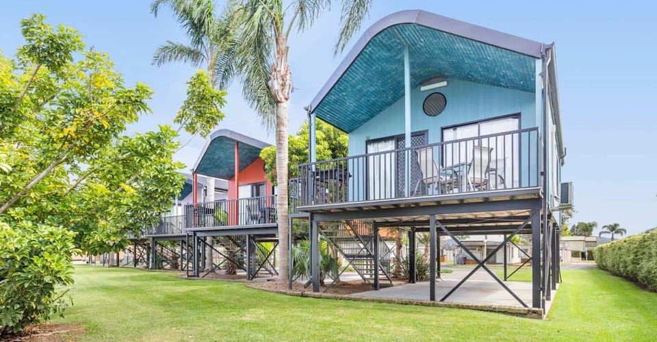 Property building, Natural landscape, Balcony/Terrace