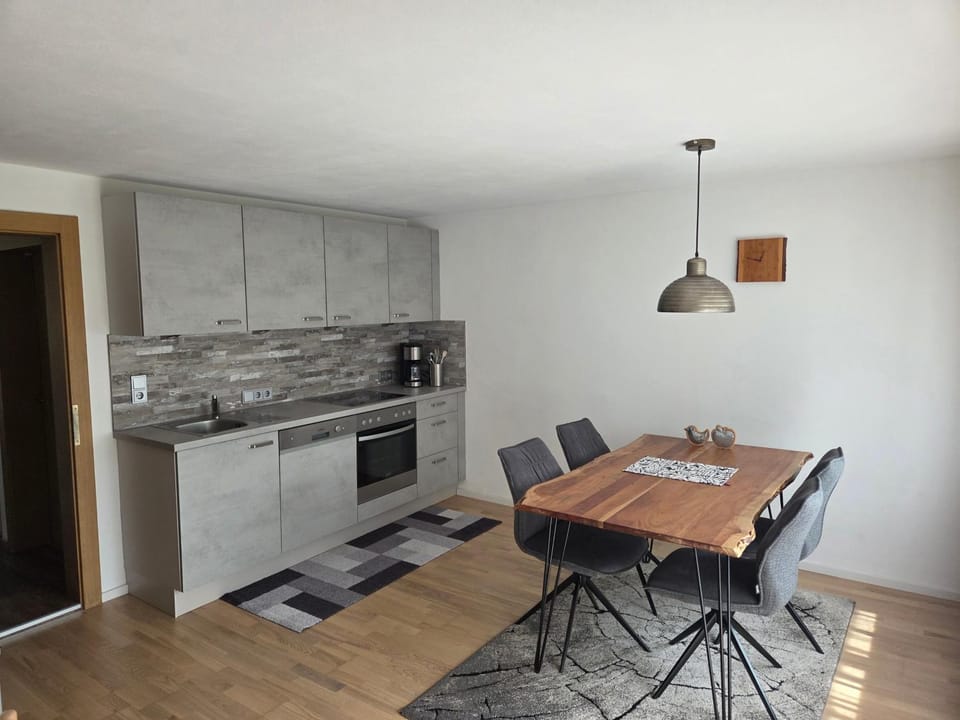 Coffee/tea facilities, Kitchen or kitchenette, Dining area, oven, stove