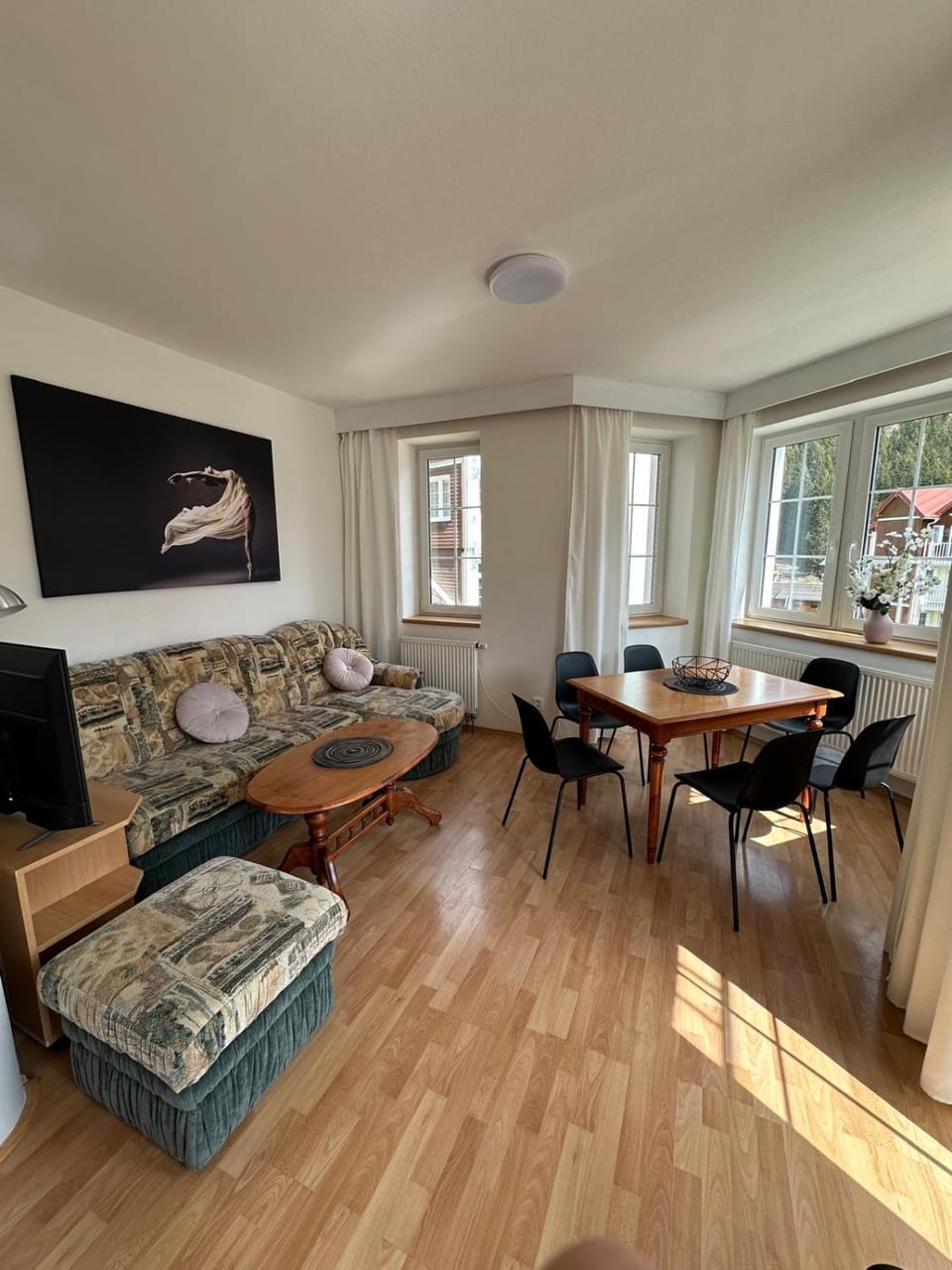TV and multimedia, Living room, Seating area, Dining area