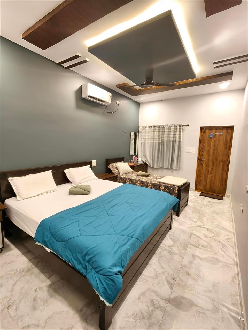 Bed, Photo of the whole room, Seating area, Bedroom, air conditioner