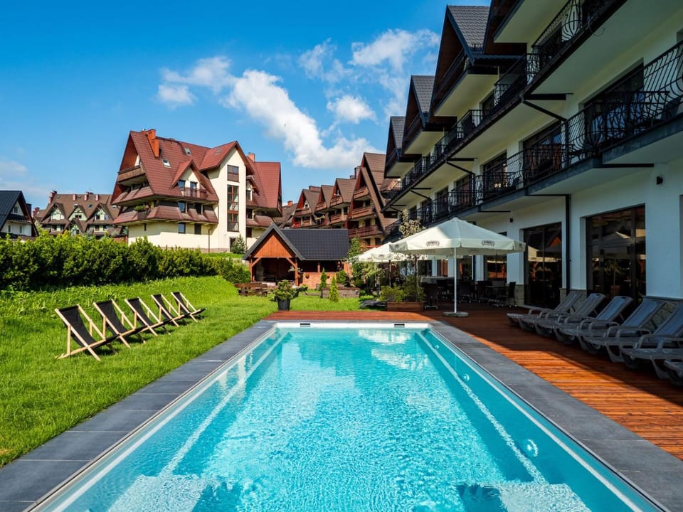 Restaurant/places to eat, Day, Garden, Swimming pool