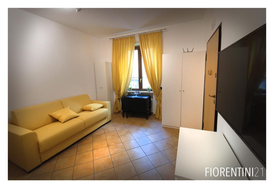 Communal lounge/ TV room, TV and multimedia, Seating area, wardrobe
