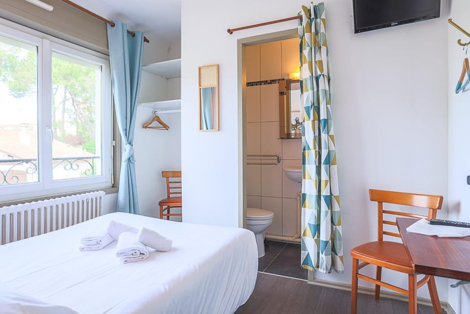 Bed, TV and multimedia, Photo of the whole room, Bedroom, towels, wardrobe